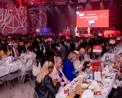 Preisverleihung - Essen - Menschen am Tisch - great place to work 2025